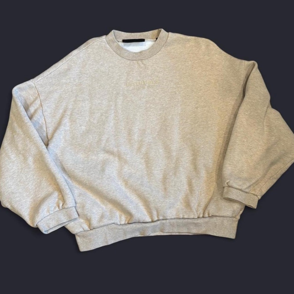 Women’s Essentials Crewneck with pockets